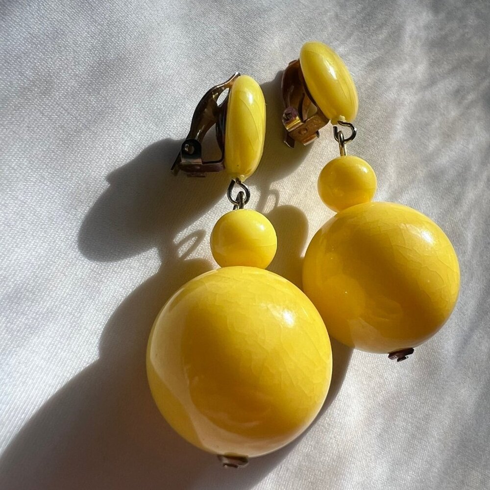 Chunky MCM Lemon Yellow Lucite Dangle Costume Fashion Estate Clip On Earrings - Picture 3 of 9